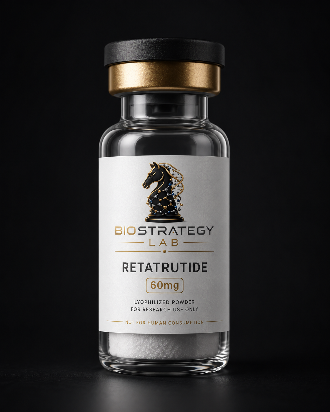 Frasco de Retatrutide com rótulo BIOSTRATEGY LAB, tampa dourada e pó liofilizado, fotografado em estúdio sobre fundo escuro